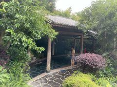 -腾冲洞山温泉村