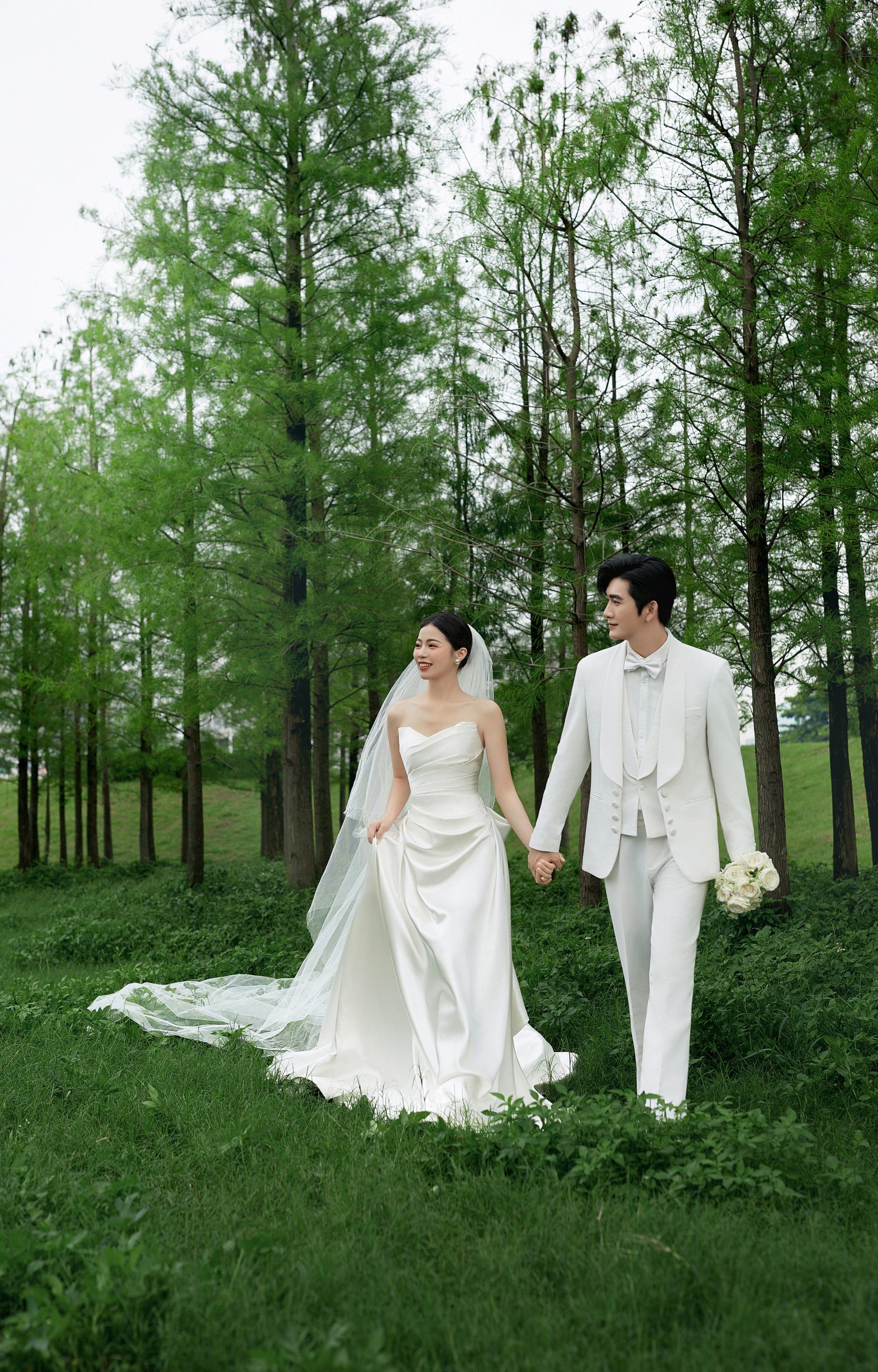 外景自然的浪漫婚纱照