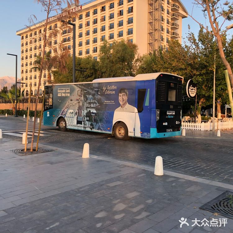 在街边酒吧要一杯酒，看着街上来来去去的人，都走的很悠闲