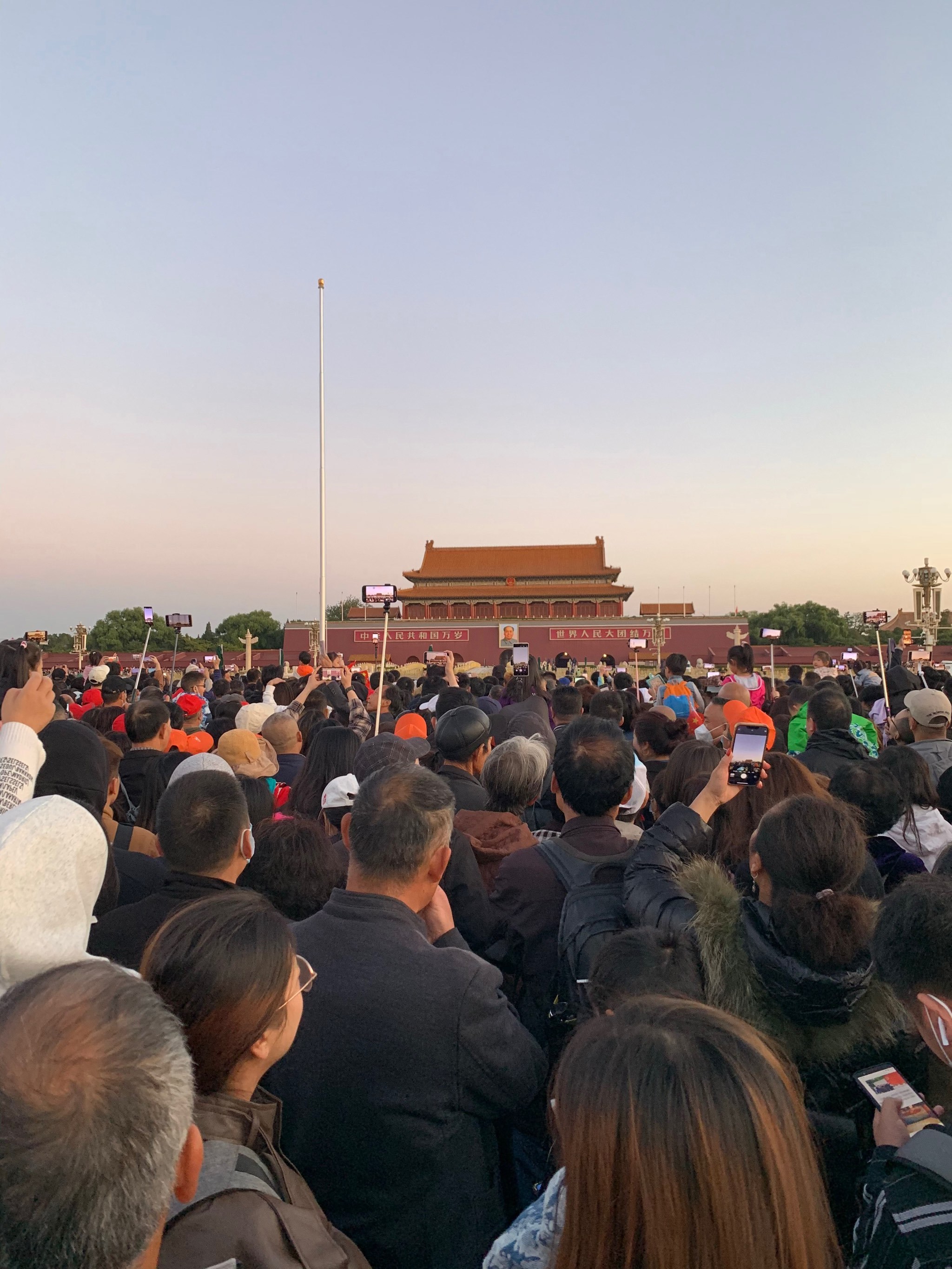 天还没亮就跑来天安门看升旗仪式,排队的简