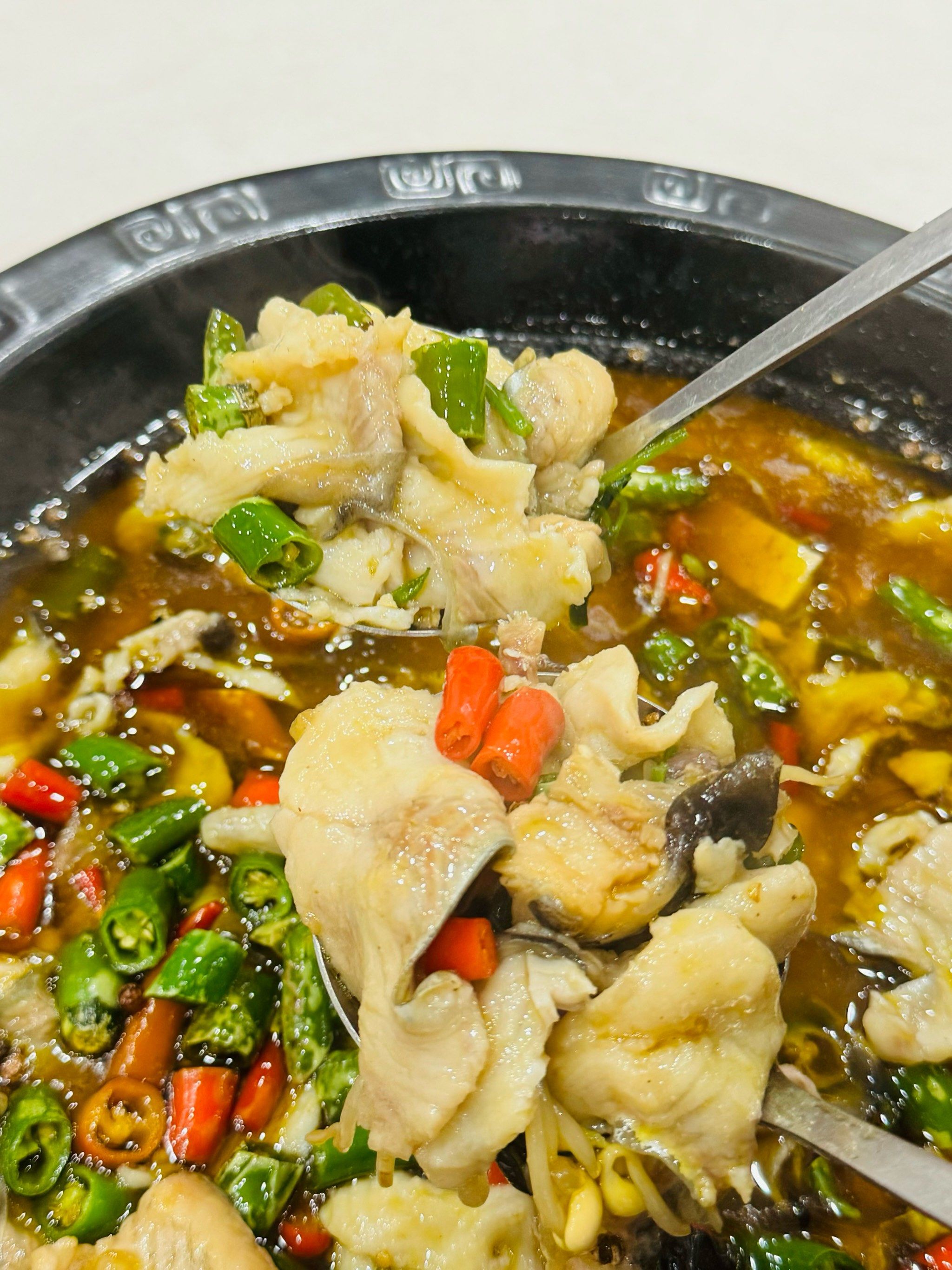 男人差评诽谤火锅店后续：老板发声先后8次上鱼监控复原本相！