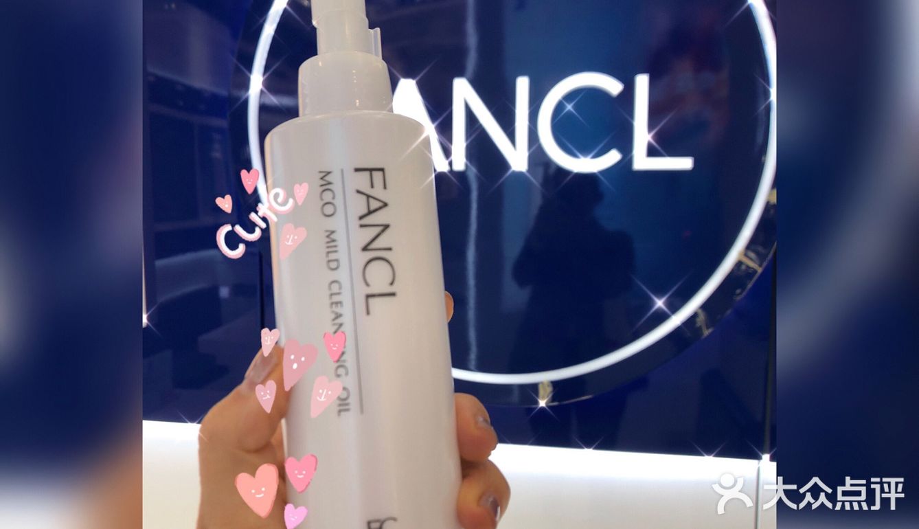 外面还下着雨，商场人不多