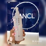 外面还下着雨，商场人不多