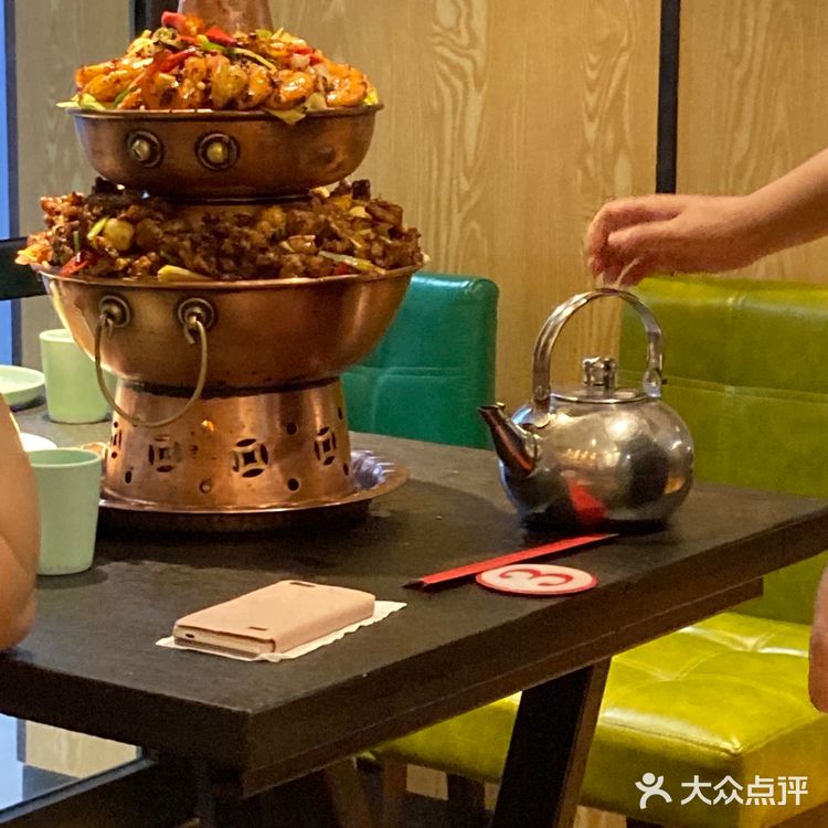 送一个凉菜，上面一层牛蛙
