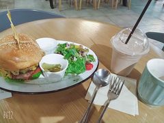 澳洲牛肉汉堡-HELLO 27 意面·沙拉·帕尼尼