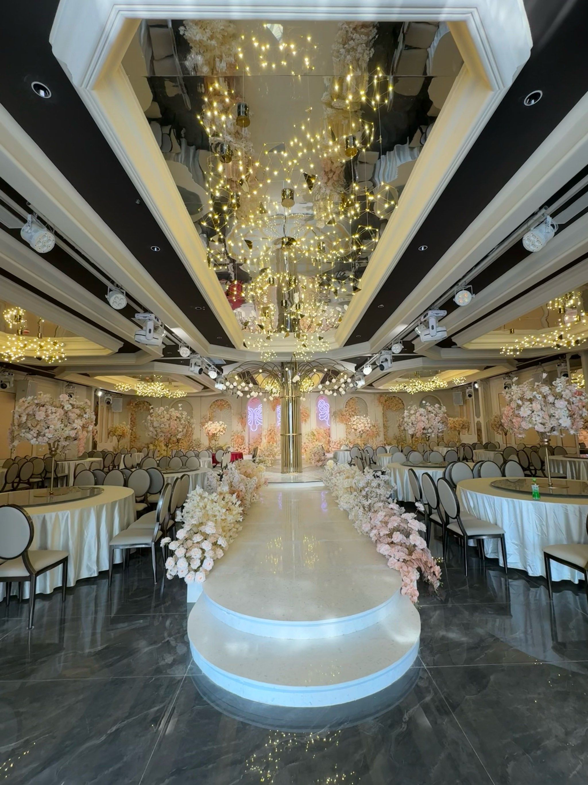想要一站式婚礼的都来这看看💒
精心设计了超多不同风格宴会厅!