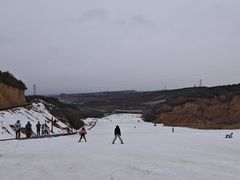 -采薇庄园四季滑雪场