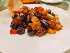 黑蒜炒雪花牛肉粒-唐宫海鲜舫