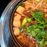 去火锅店不吃火锅，吃砂锅粉丝煲[调皮]