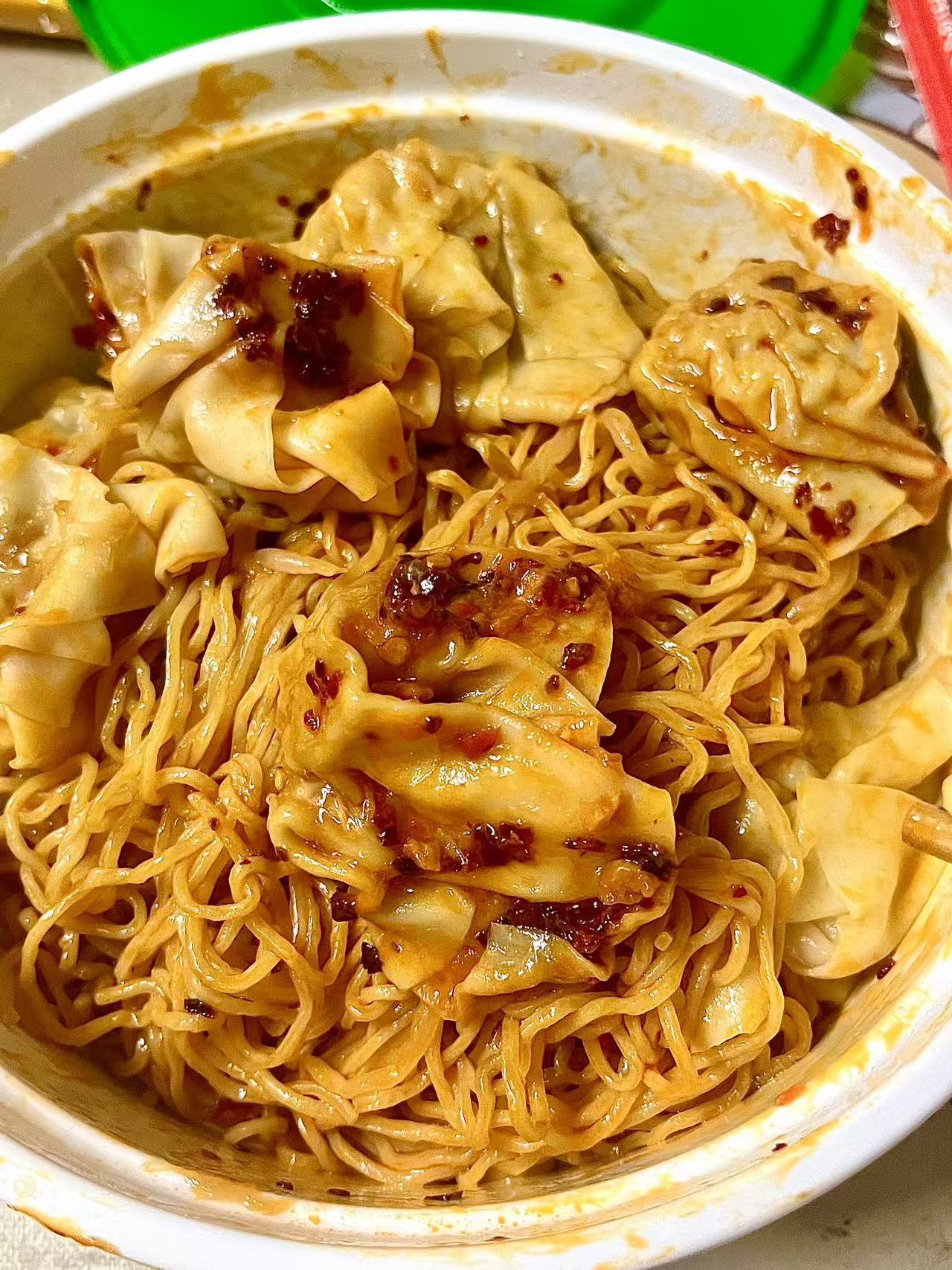 一碗热腾腾的水饺拌面呀