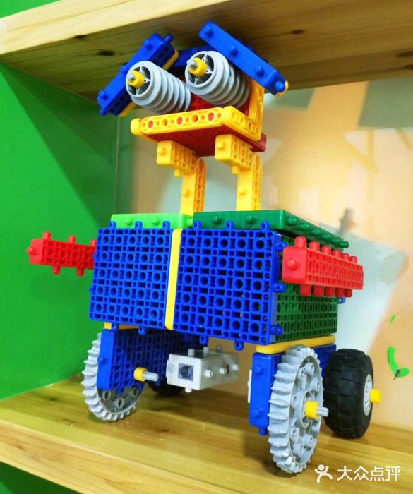 且要让孩子们用乐高拼装具有一定功能的小型机器人,用mindstorm编程