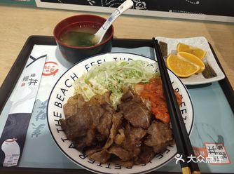 美罗城B1很多美食，中午一个人选择了这家日料店的定食