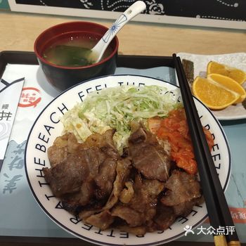 美罗城B1很多美食，中午一个人选择了这家日料店的定食