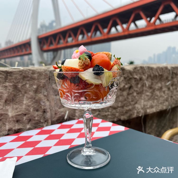 龙门浩老街的江景餐厅位置太好了,坐在这喝茶吃饭我能呆半天