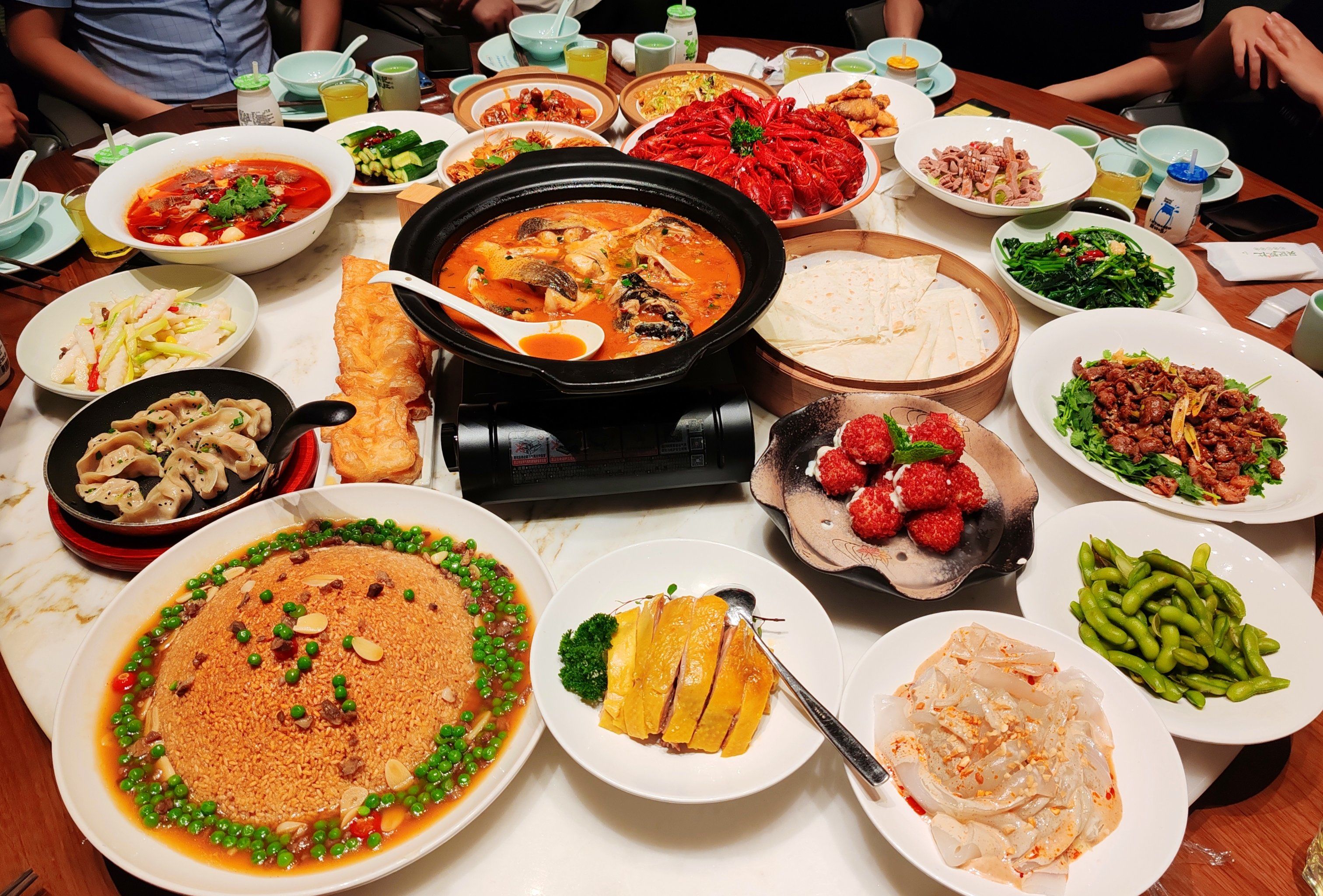 大圆桌下的友情时光