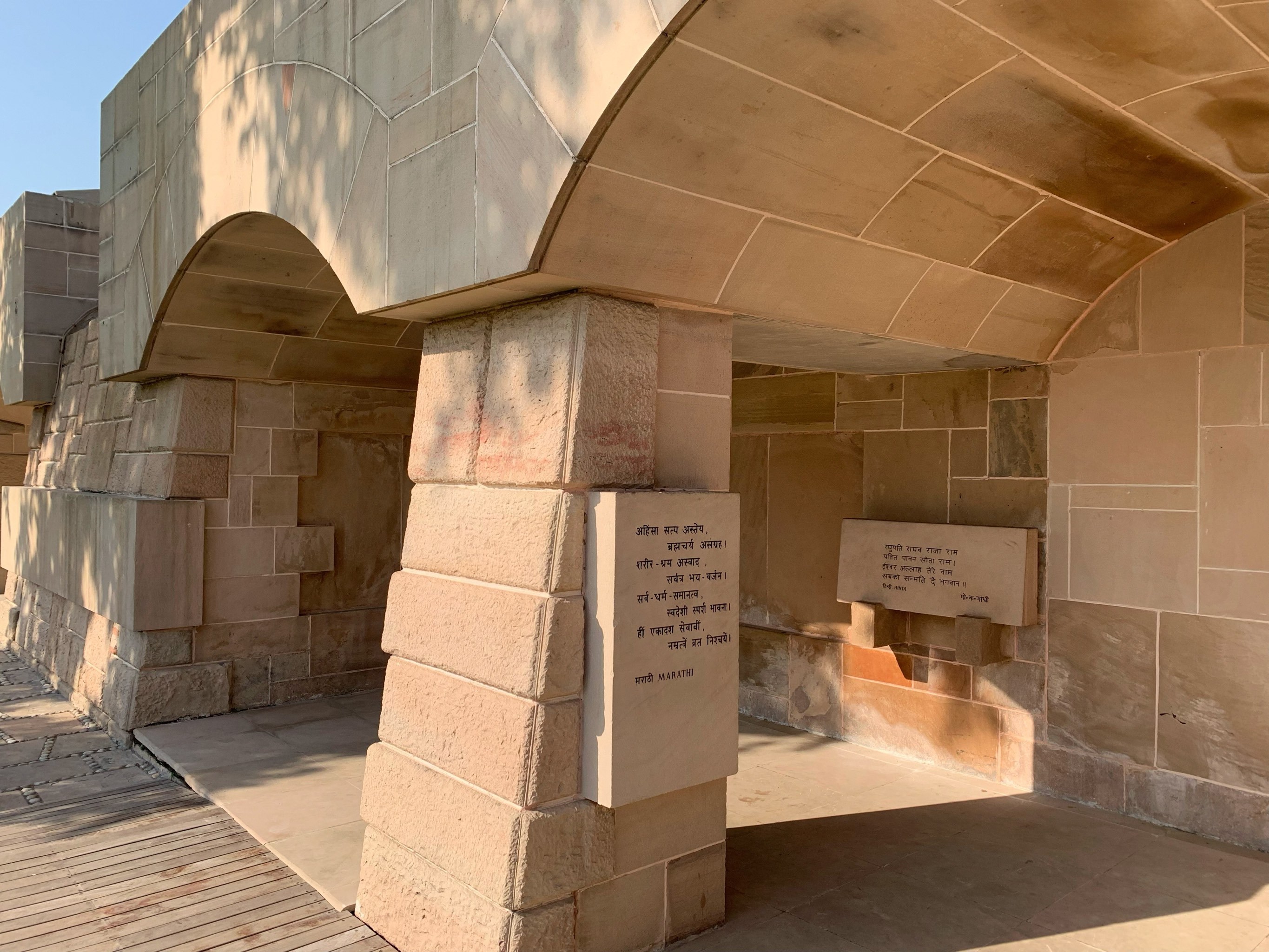 甘地陵:甘地陵位于印度首都新德里的郊区