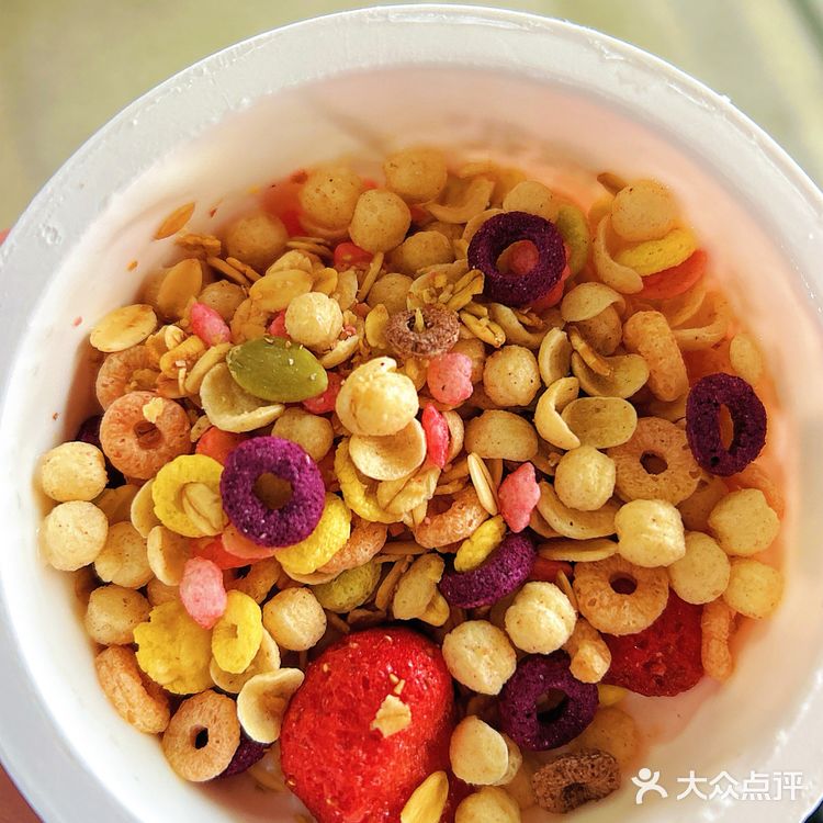 超多小料的酸奶 满满都是谷物 还有大粒冻干草莓 这个操作可以