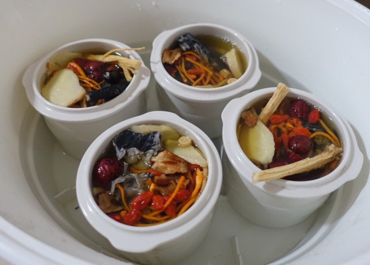 冬日养生暖身炖盅汤—虫草花白芷黄芪党参红枣枸杞乌鸡汤