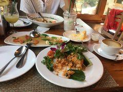 -Chom Cafe and Restaurant