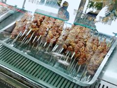 铁钳串好的羊肉串-护国寺小吃(新街口店)