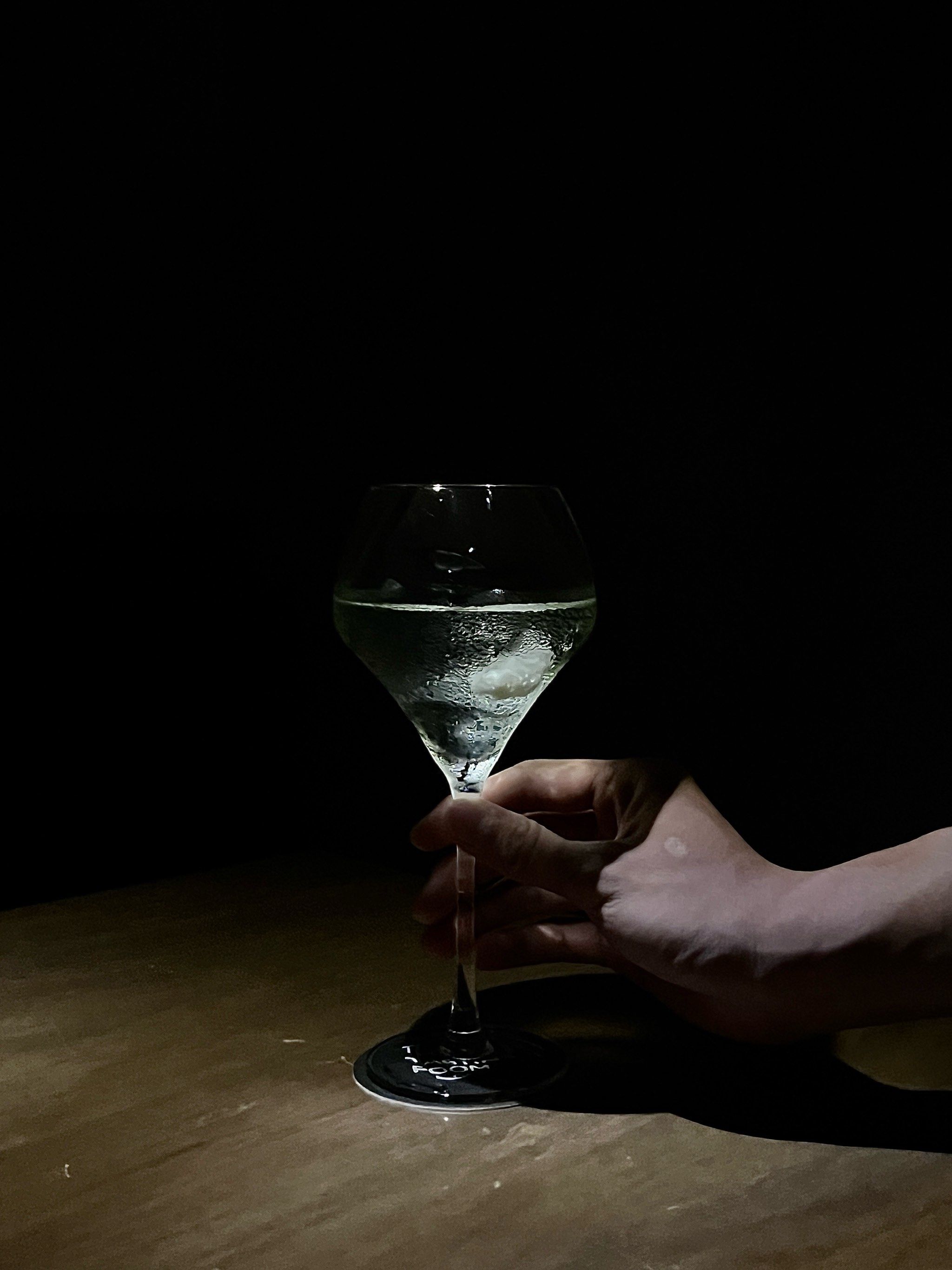 手指轻点酒杯边