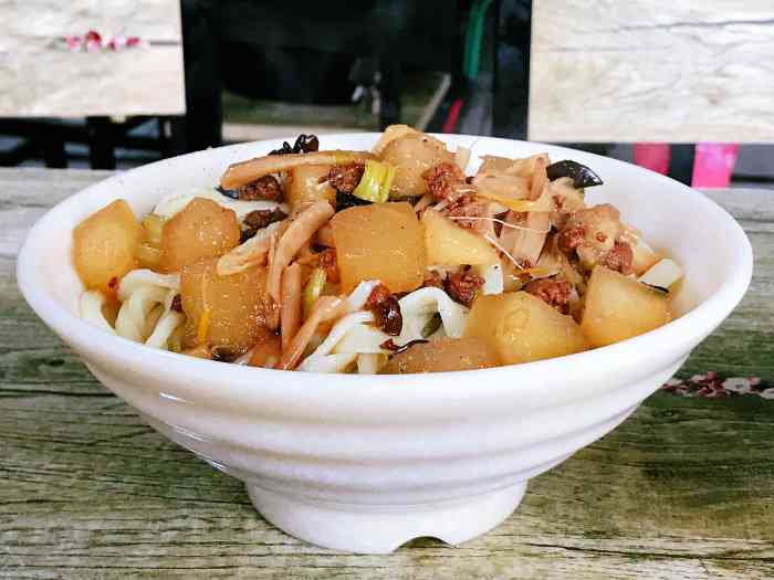 东郊麒麟拉面馆-"开封东郊的麒麟拉面,也是一个老店了,小的.