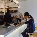 树下，一杯咖啡一本书。