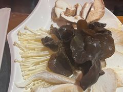 蘑菇拼盘-陈府大宅门成都火锅·手切鲜肉(太原街店)
