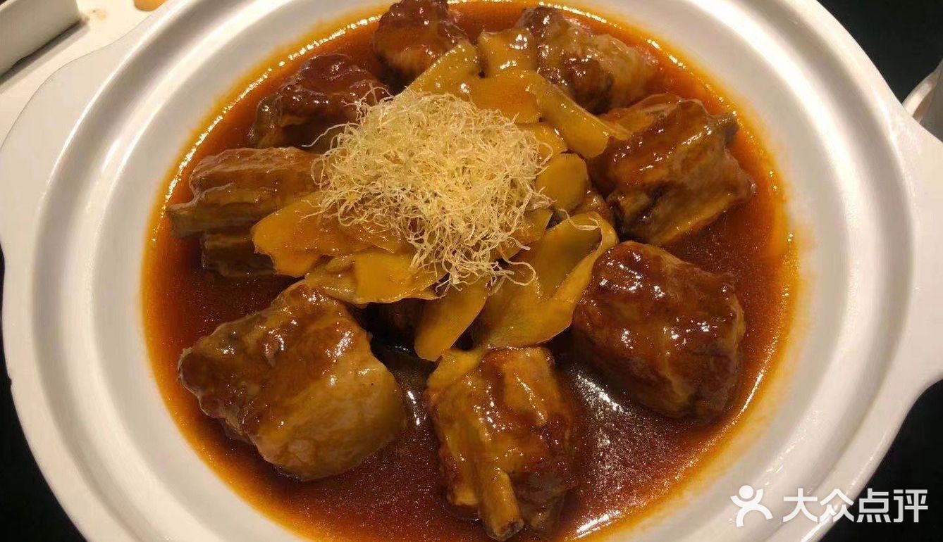 皮很爽滑弹牙，很嫩，鸡肉咸咸的很好下饭，分量很多