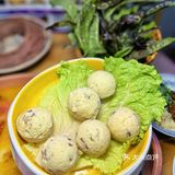 红河哈尼米线爽滑劲道，吸饱了火锅的汤汁，滋味十足