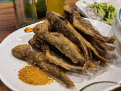 炸小黄鱼-合合春饼·酱骨·东北菜(潘家园店)