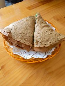 忠义交河煎饼(交河店)-"绝对的当地特色,煎饼很管饱,馅品种特别多.