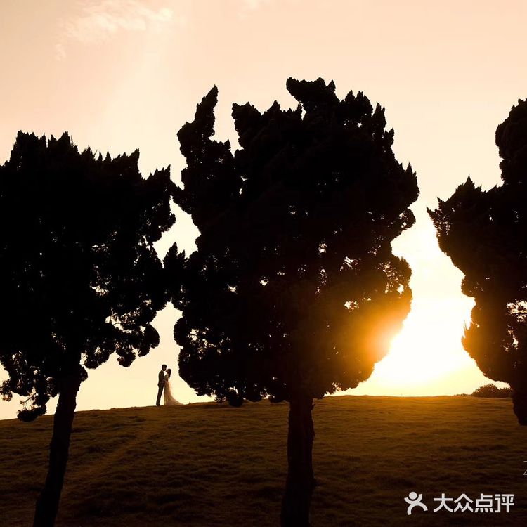 给大家分享一组旅拍风格的婚纱照客片