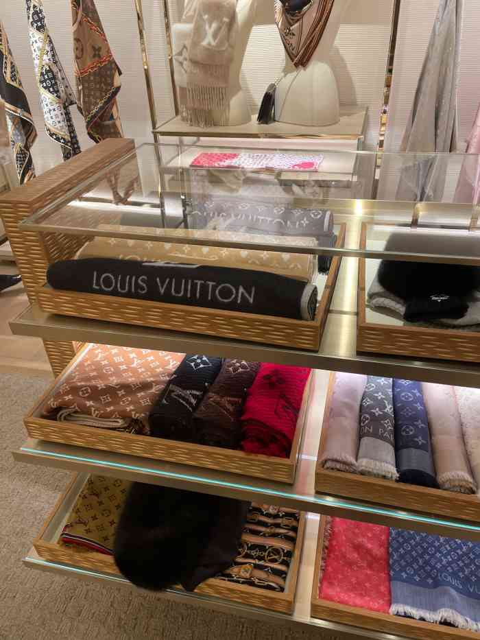 lv路易威登(万象城店)-"给长辈挑的礼物,现在的长辈越来越时髦了哈.