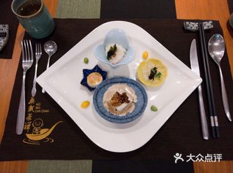 是在一片鳳梨田中，很難找。主打素食的無菜單料理