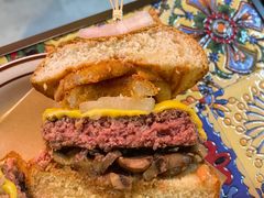 赛博朋克和牛芝士汉堡-LESCEDARS Brasserie Bistro香柏树