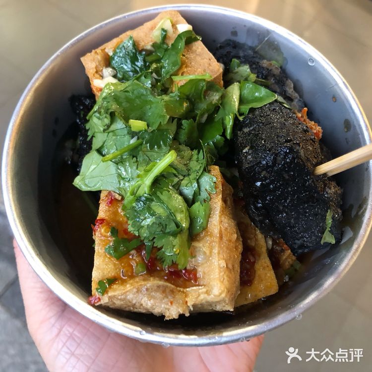 赶不及回去和坡子街的伙伴们汇合吃黑色经典臭豆腐