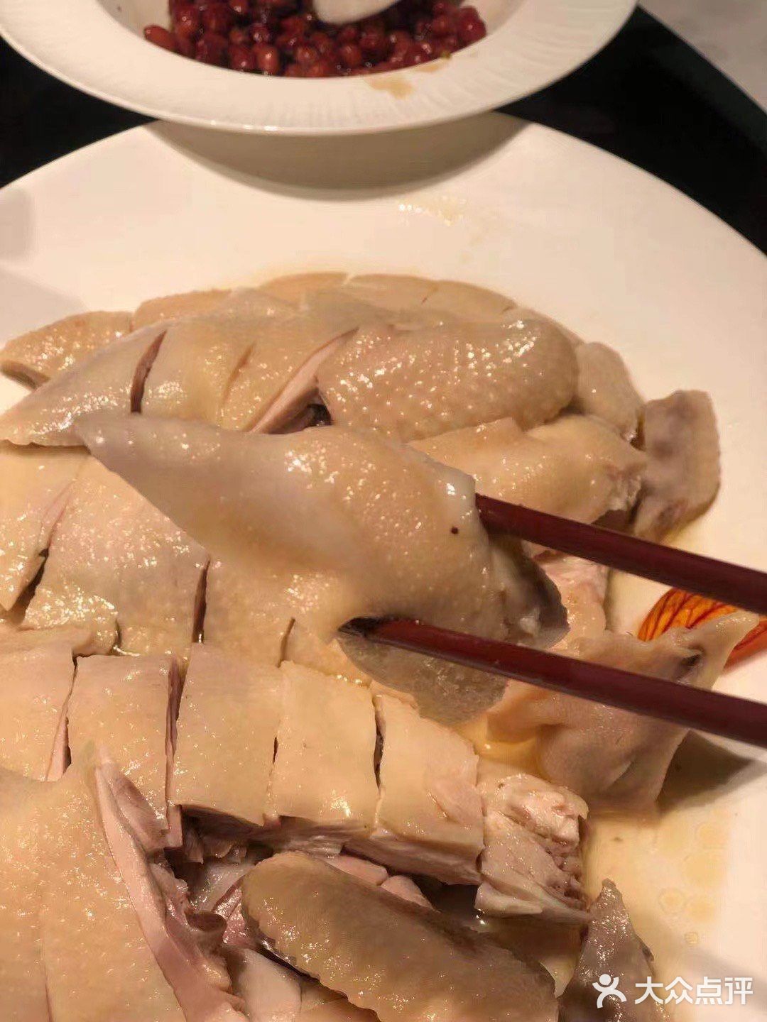 皮很爽滑弹牙，很嫩，鸡肉咸咸的很好下饭，分量很多