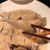 皮很爽滑弹牙，很嫩，鸡肉咸咸的很好下饭，分量很多