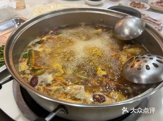 1. 口味：  • 冬菇草鸡煲的味道可能因店铺而异