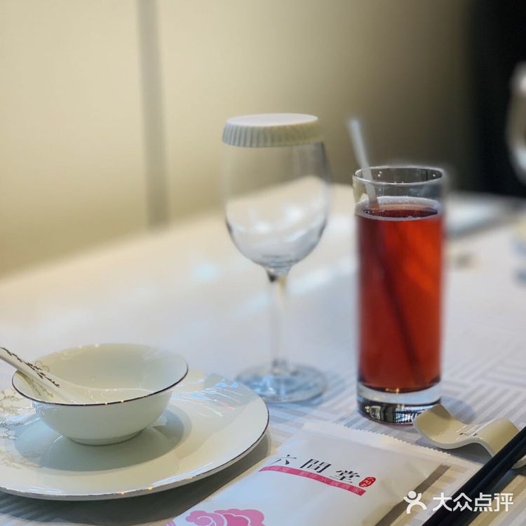 鸡皮油亮和鸡肉厚实,鸡肉嫩滑嫩滑的,鸡肉肉质细腻