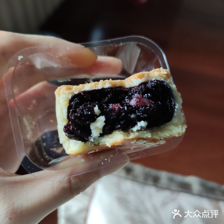 是颜色非常浓郁的桑葚果酱(甚至可以说是果泥)