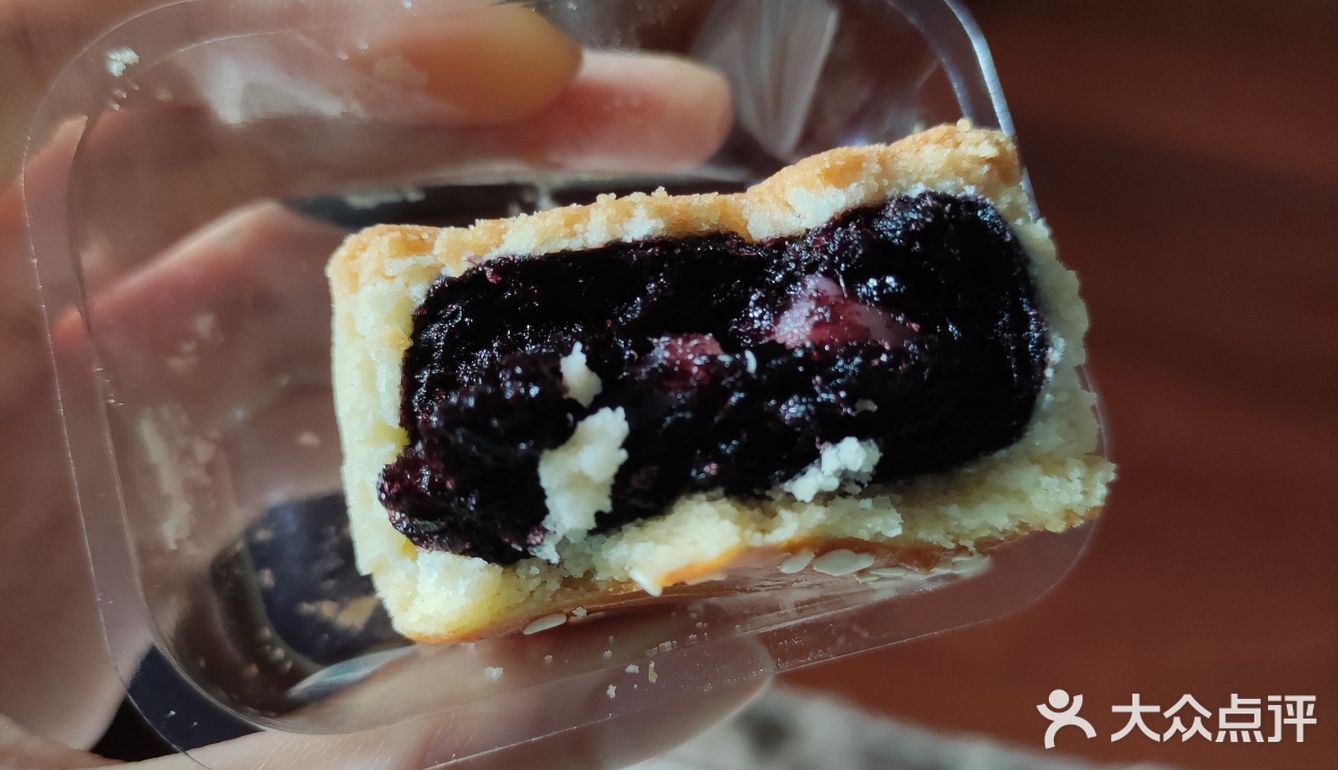 是颜色非常浓郁的桑葚果酱（甚至可以说是果泥）