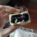 是颜色非常浓郁的桑葚果酱（甚至可以说是果泥）