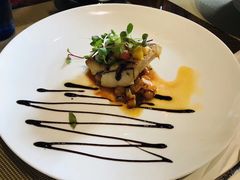 煎深海鲈鱼柳配番茄洋葱酸豆莎莎-YUE·6·西式融合餐厅(外滩六号店)