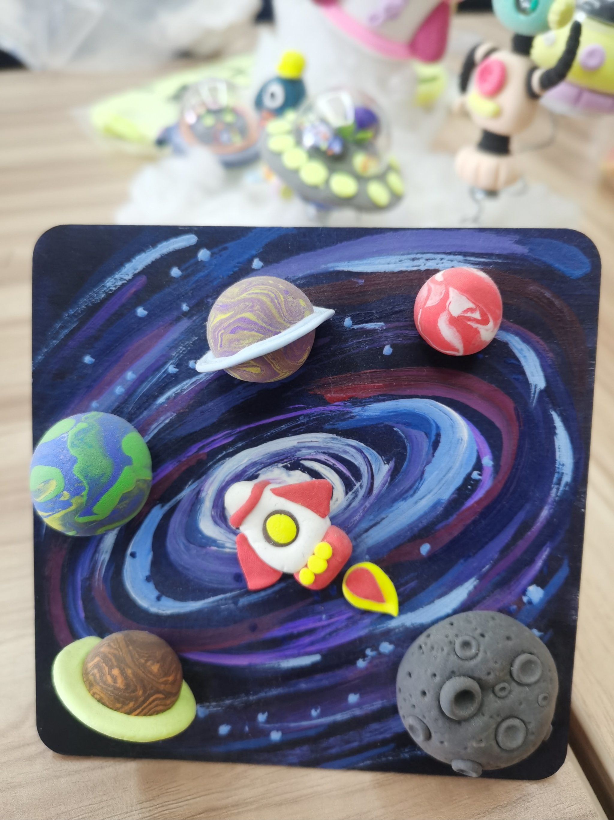 出来做做手工.用超轻粘土做的星球小夜灯.制作起来很简单