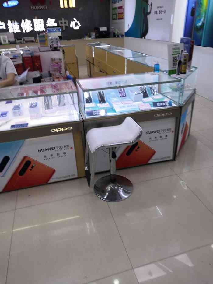 这家店挂着京东手机商城的牌子也挂着中国移动手机连锁卖场的招牌