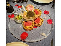 惠灵顿牛排-弦月窗LUNETTE BY AMANDA(复兴路店)