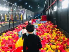 -嘿哟动霸CHUA·新潮玩运动娱乐中心·蹦床滑冰团建乐园