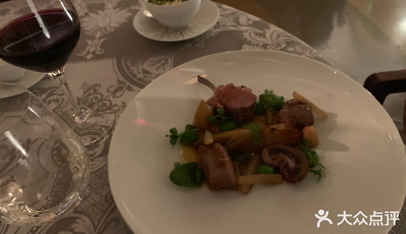 因为不饿没点甜品，二个人共消费了将近1800